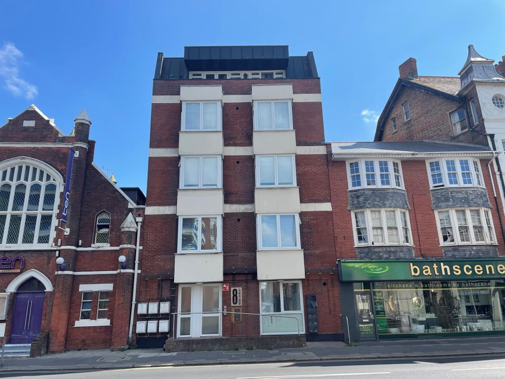 Lot: 61 - MODERN TWO-BEDROOM FLAT IN TOWN CENTRE -
